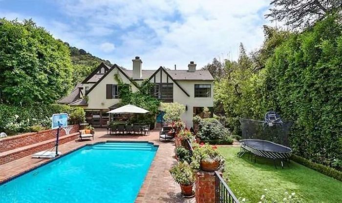 Where Does Rihanna Live? Beverly Hills Farmhouse, Perhaps? - Archute